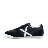 Zapatilla Munich Stereo azul marino oscuro vista lateral exterior con X blanca
