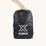 Mochila de pádel Munich 7058163 negra sostenida por el asa superior