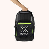 Mochila Munich 7058170 negra y lima sostenida por el asa superior
