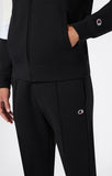 Detalle del cuello alto y logo Champion en la chaqueta negra y blanca del chándal 222692
