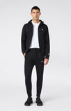 Detalle de la chaqueta negra Champion 222696 con capucha, cremallera y logo