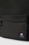 Detalle de la mochila Champion 806019 negra y su diseño exterior