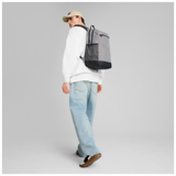 Mochila PUMA Buzz 091350 gris - Foto de modelo en uso urbano