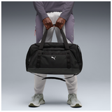 Bolsa PUMA Train All Day Small negra - Foto de modelo masculino en uso
