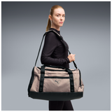 Bolsa PUMA Train All Day Small taupe - Foto de modelo femenino con bandolera