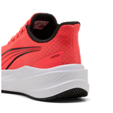 Detalle del talón con el logo Sliptech de las Puma Dasher Lite coral