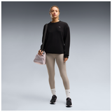 Sudadera PUMA W Cloudspun Crew Neck negra - Foto de modelo completa con bolsa y zapatillas PUMA