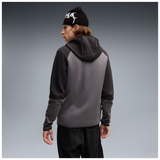 Sudadera Puma Tech slim negra y gris, vista trasera sobre modelo