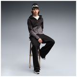 Sudadera Puma Tech slim negra y gris, vista frontal sobre modelo