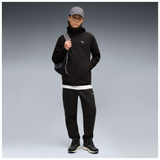 Pantalón Puma PUMATECH Elevated negro, conjunto sobre modelo