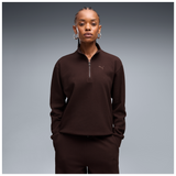 Sudadera Puma ESS Elevated marrón oversized, detalle frontal sobre modelo
