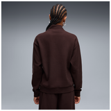 Sudadera Puma ESS Elevated marrón, vista trasera sobre modelo