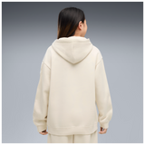 Sudadera Puma ESS Tape junior crudo, vista trasera sobre modelo