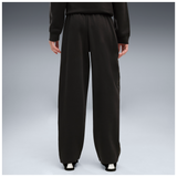 Pantalón Puma ESS Tape Relaxed junior negro, vista trasera sobre modelo