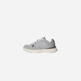 Zapatilla Champion Rn20 Low gris vista lateral con malla de rejilla y suela créma