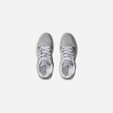 Zapatilla Champion Rn20 Low gris vista lateral con la C de Champion