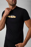 Detalle de la cintura elástica dorada con logo Guess del bóxer trunk negro