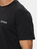 Detalle del logo Guess bordado en el pecho de la camiseta del pack