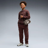 Niño con chándal infantil PUMA ESS Elevated Relaxed JR 695218 marrón chocolate, vista frontal