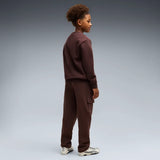 Niña con chándal infantil PUMA ESS Elevated Relaxed JR 695218 marrón chocolate, vista lateral