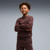 Niña con chándal infantil PUMA ESS Elevated Relaxed JR 695218 marrón chocolate, vista trasera